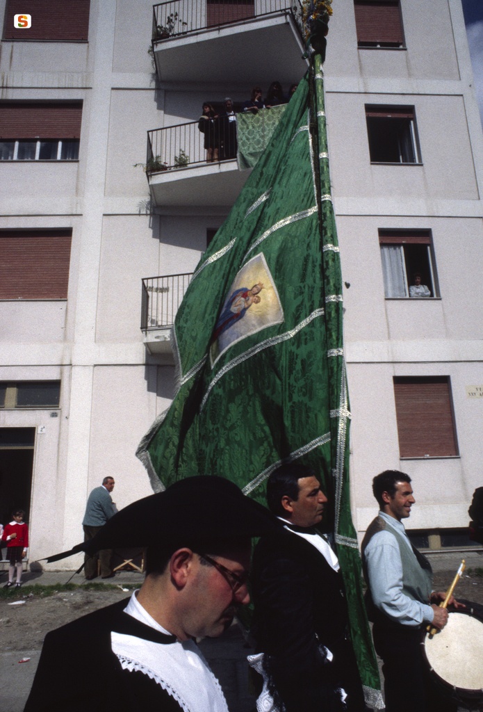 Il gremio degli ortolani porta la bandiera in chiesa