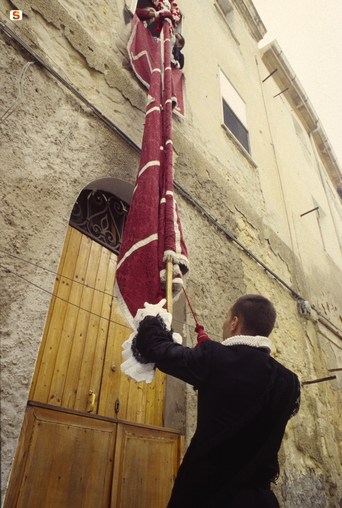Gremio dei viandanti. Calata la bandiera ci si reca nella chiesa di Sant'Agostino