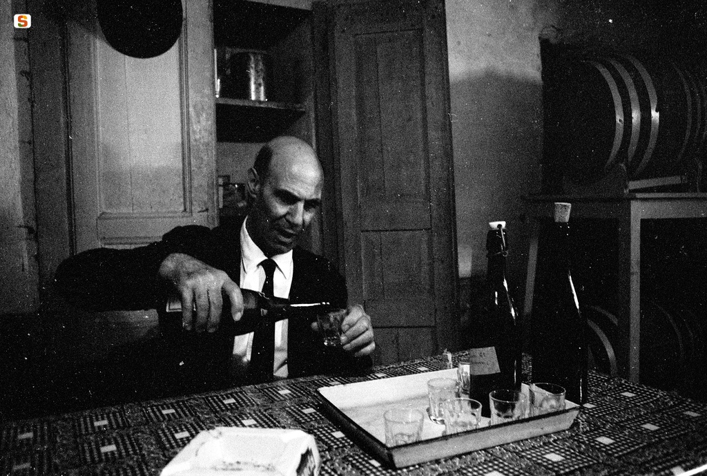 Maestro Pintore offre da bere a Bentzon nella sua cantina