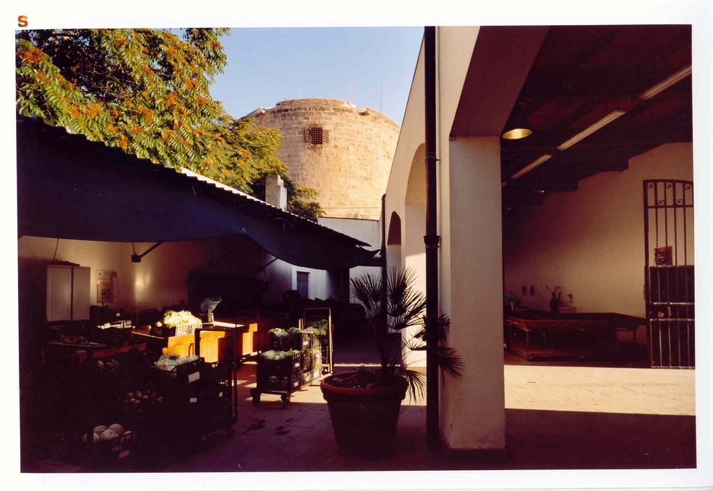 Scorcio di Alghero, sullo sfondo la torre di Porta Terra