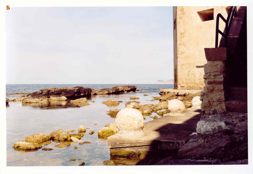 Alghero, il mare circonda le fortificazioni