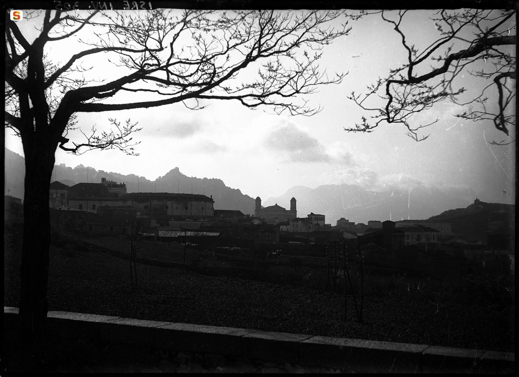Nuoro, panorama della città con lo sfondo del Monte Ortobene