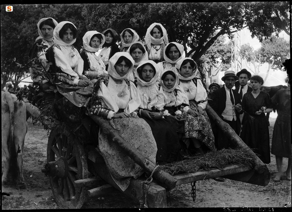 Goceano, gruppo di giovani donne in abito tradizionale festivo