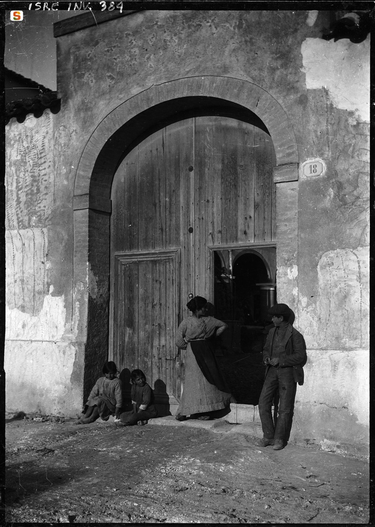 Monserrato, gruppo ripreso davanti a un portale