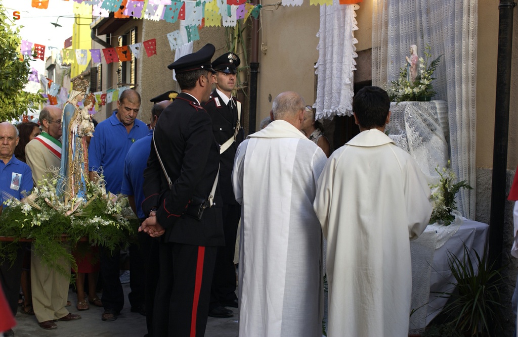 Sosta davanti a un altare durante la processione