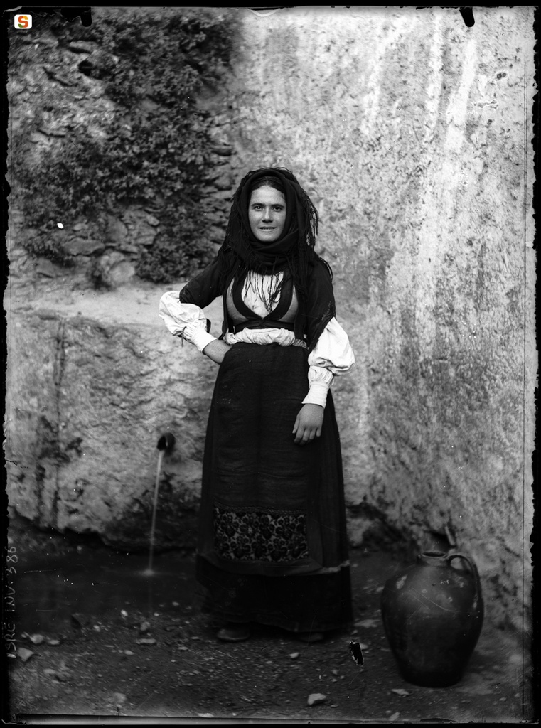 Tonara, donna in abito tradizionale alla fonte