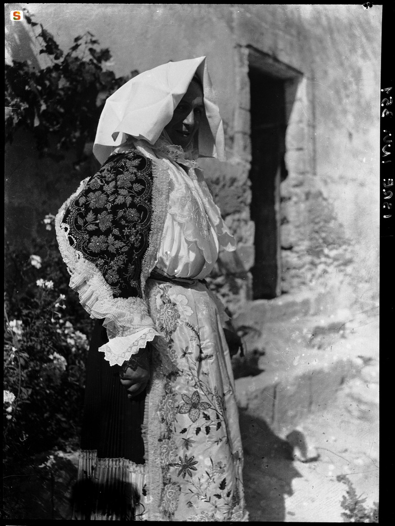 Sennori, donna in abito tradizionale  di gala