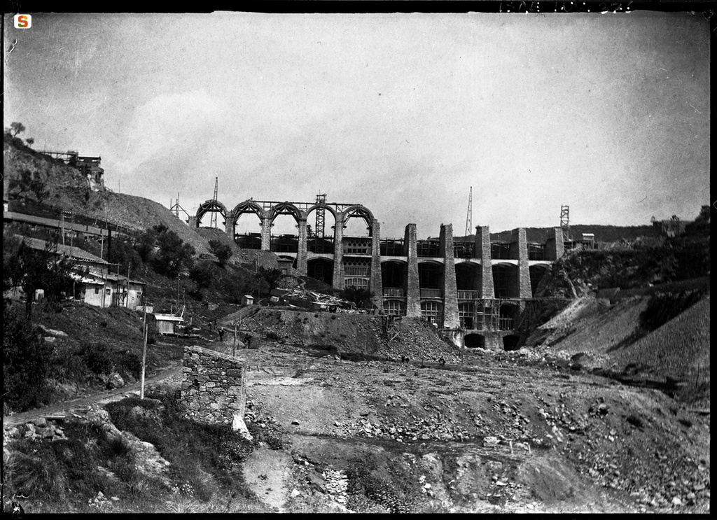                                                     Ula Tirso, costruzione della diga sul Tirso
                                                                                                