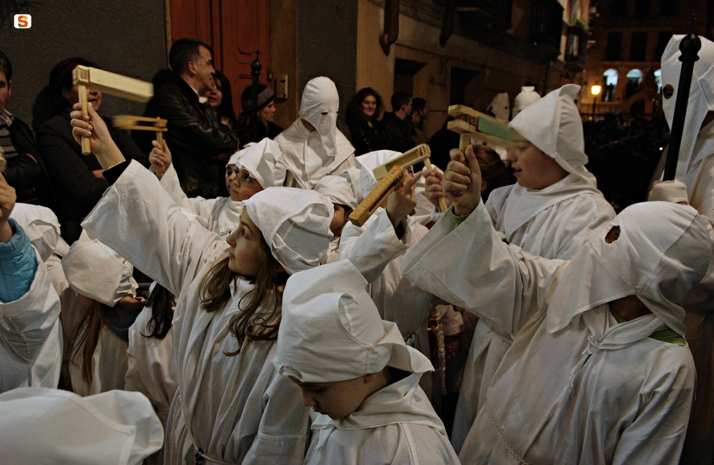 I bambini partecipanti alla processione suonano le matraculas