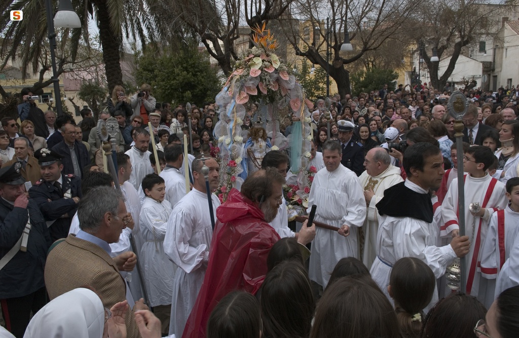 Il simulacro della Madonna viene portato in processione