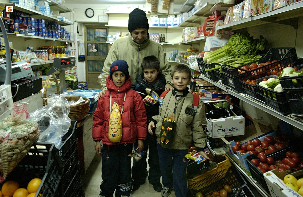 Bambini partecipanti alla questua in un supermercato