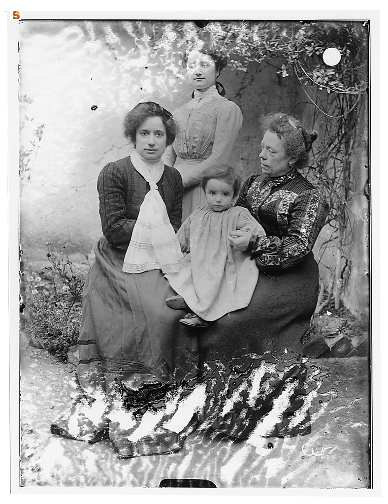 Pierina Peltz, a sinistra, con la sorella  e la madre con bambino in braccio