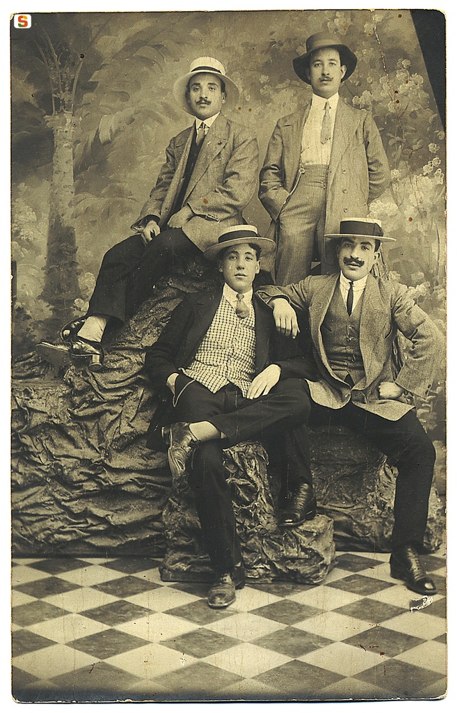Gruppo di quattro giovani con cappello sul capo