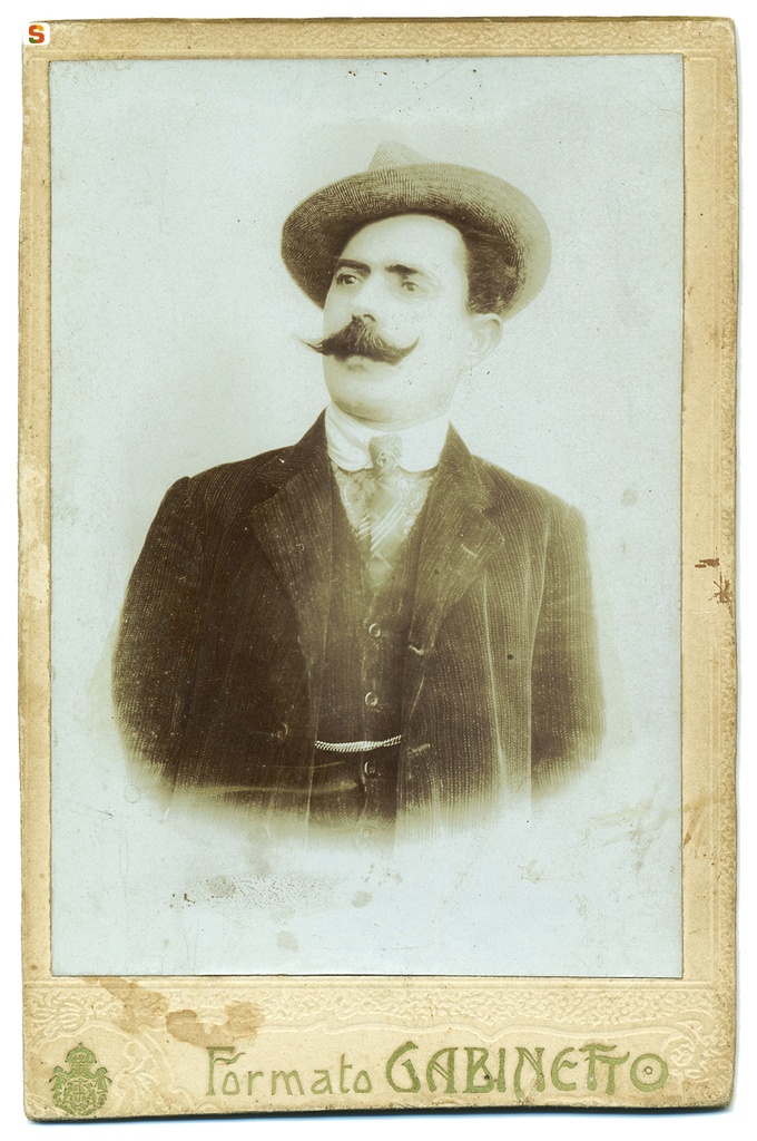 Ritratto a mezzobusto di uomo in abito borghese con cappello spigato