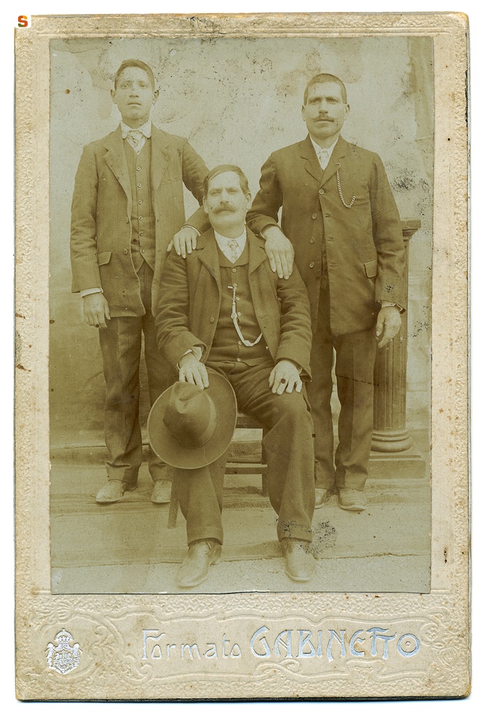 Gruppo di tre uomini in abiti borghesi