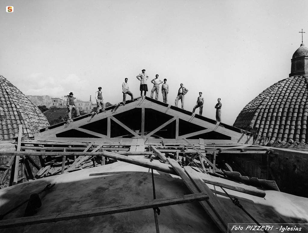 Operai al lavoro su un tetto