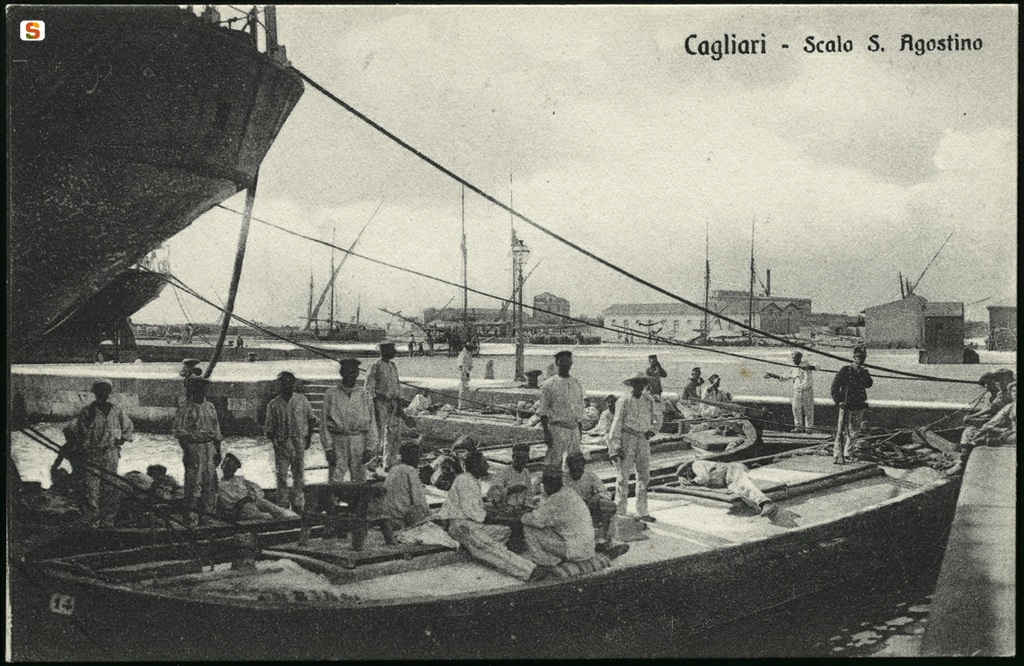 Cagliari, barca in porto