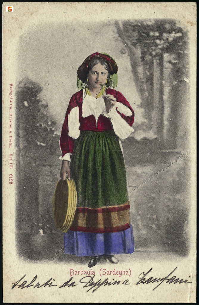 Barbagia, donna in abito tradizionale