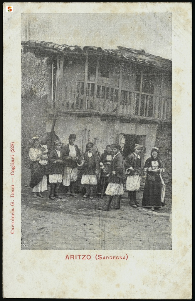 Aritzo, gruppo in abito tradizionale