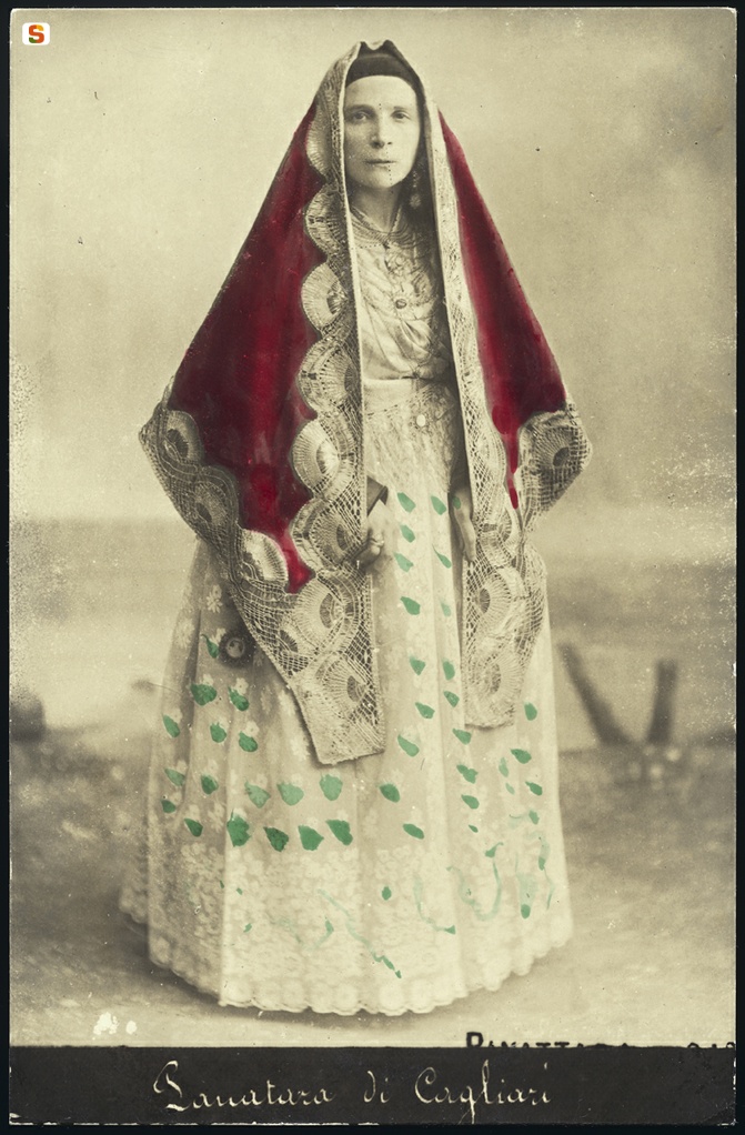 Cagliari, donna in abito tradizionale