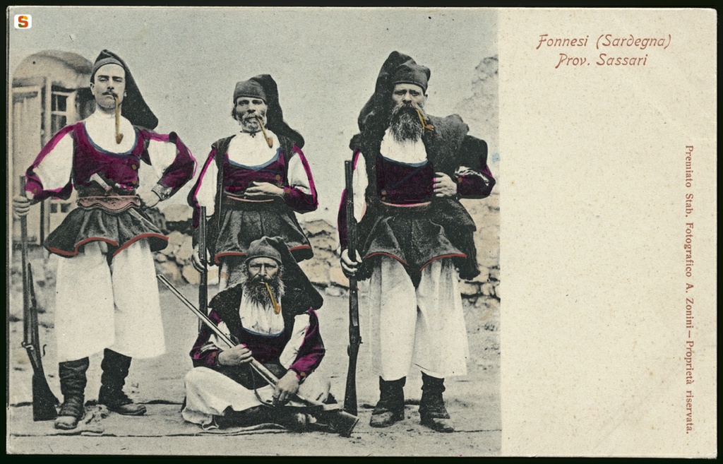 Fonni, gruppo in abito tradizionale