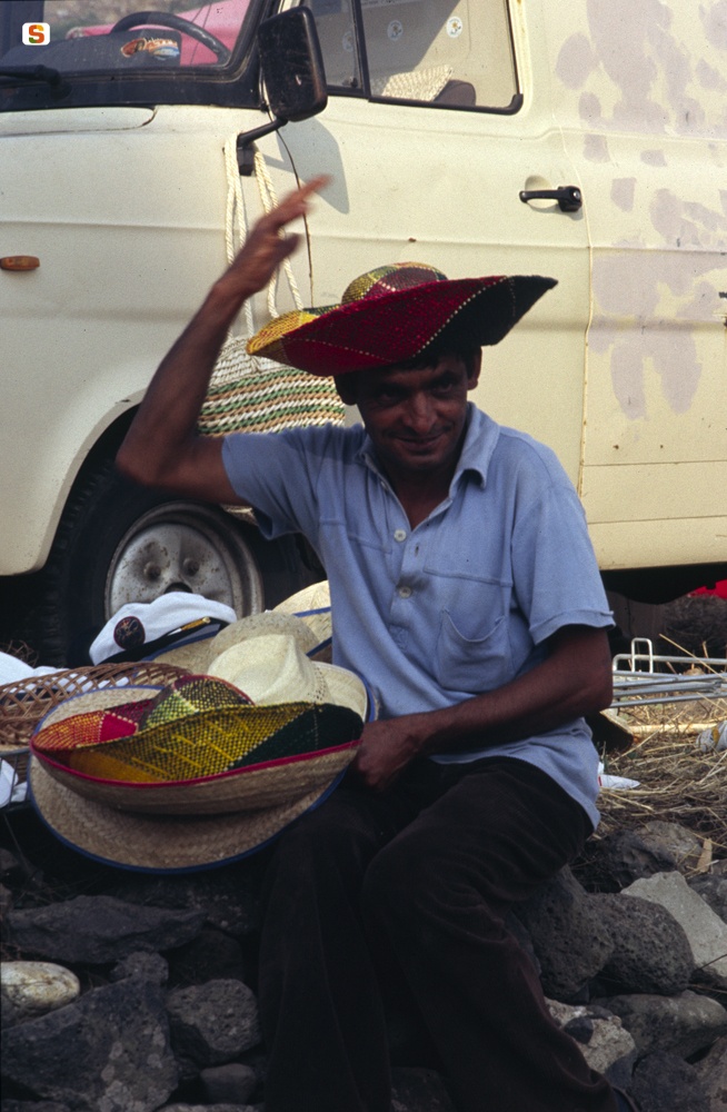 Ardia, venditore di cappelli di paglia