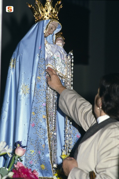 Nuoro, una devota omaggia la statua di Nostra Signora delle Grazie