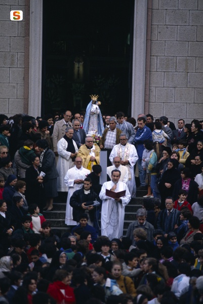 Nuoro, i fedeli rendono omaggio alla statua di Nostra Signora delle Grazie