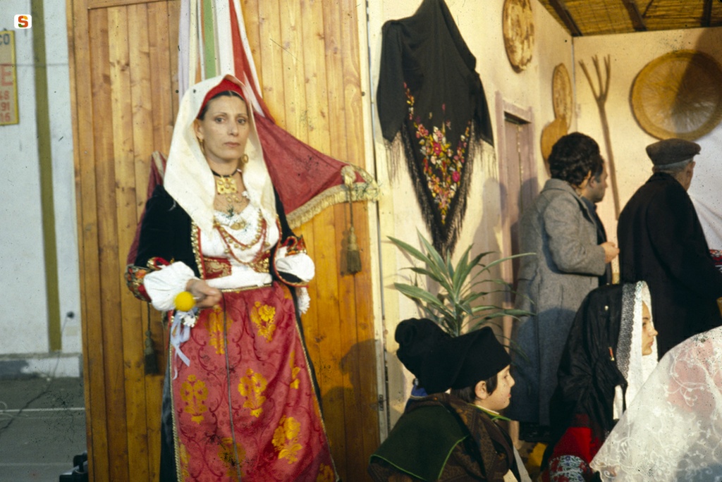 Sartiglia, donna in abito tradizionale