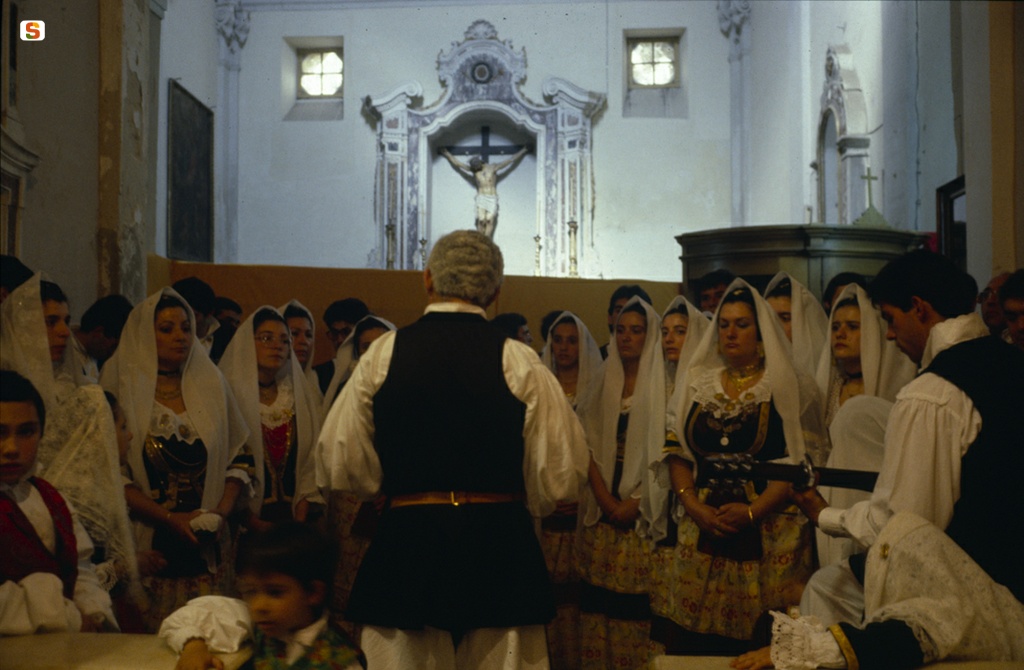 Sant'Efisio, maestro dirige il coro in  abito tradizionale