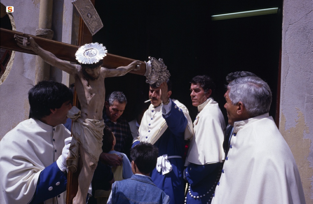 L'Arciconfraternita porta il Crocefisso in processione