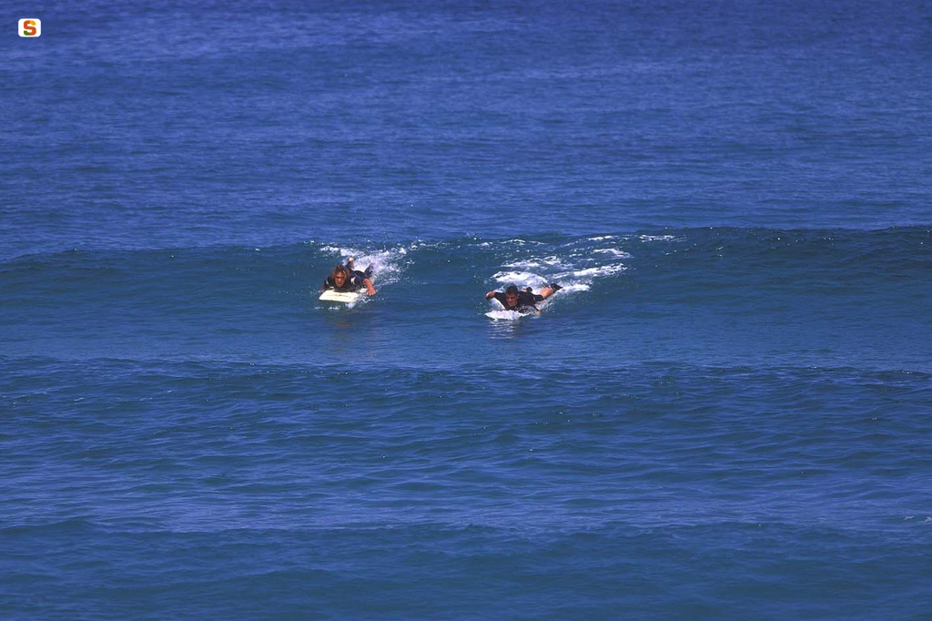 Surfisti nel mare di Badesi