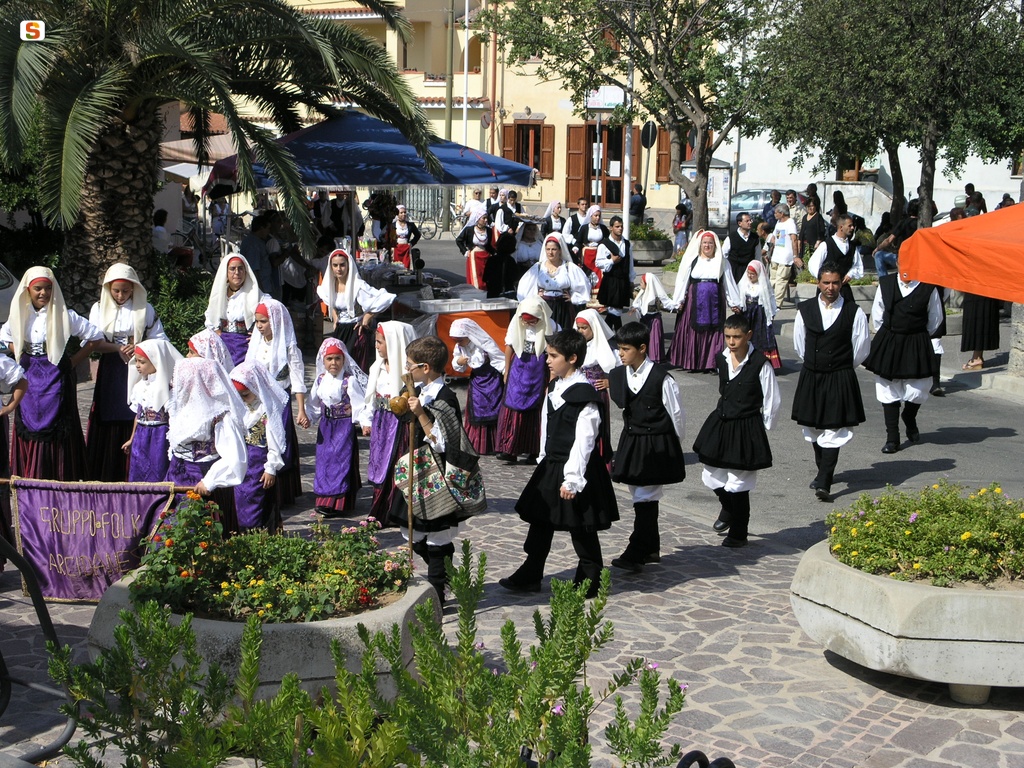 San Nicolò D'Arcidano, festa di San Nicolò: sfilata in costume