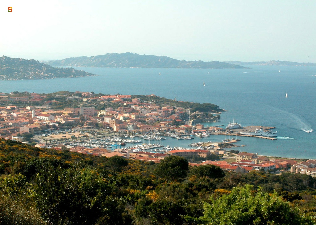 Belvedere con Palau, l'arcipelago di La Maddalena e la Corsica