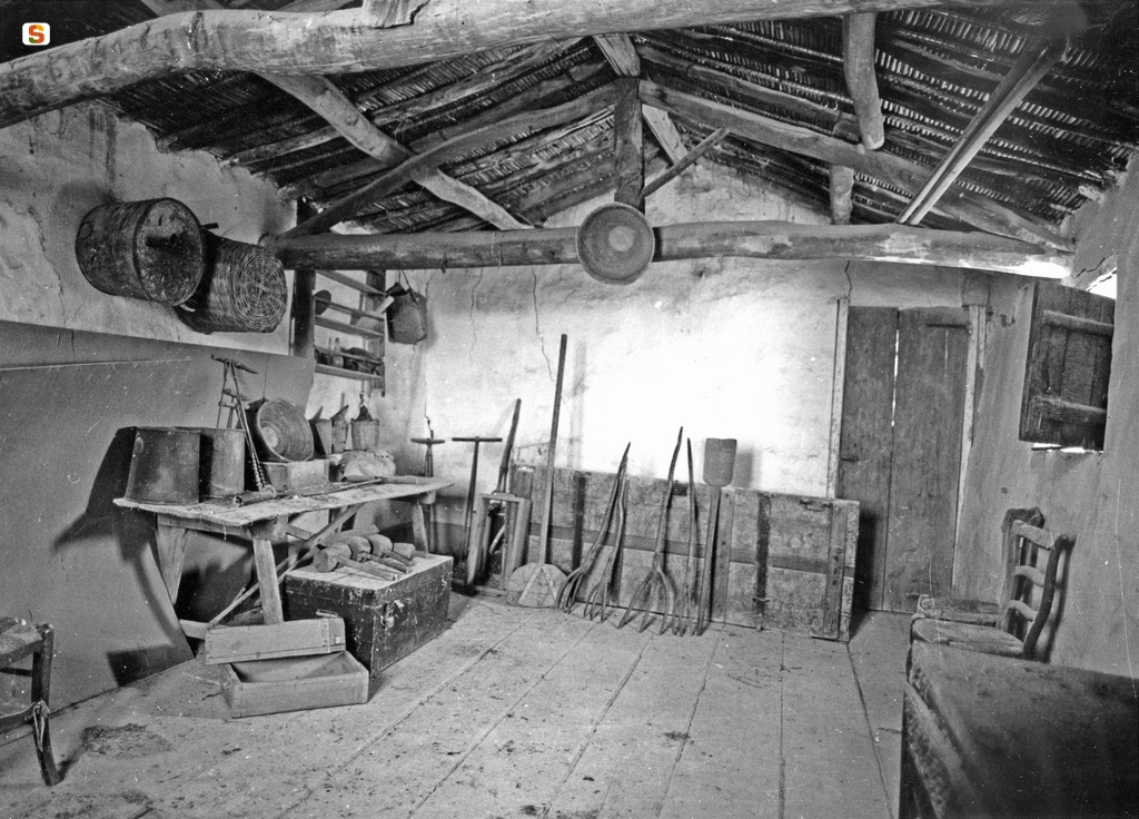 Soleminis, interno di una tipica abitazione campidanese: strumenti agricoli