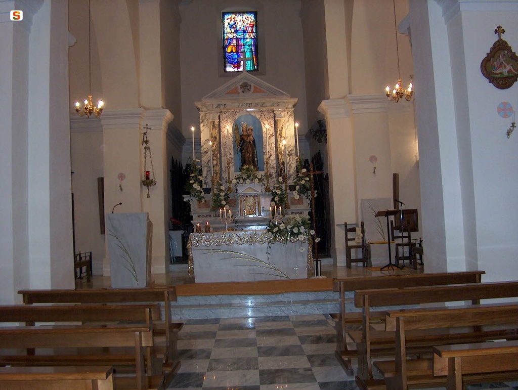 L'interno della chiesa parrocchiale di Santa Maria delle Palme
