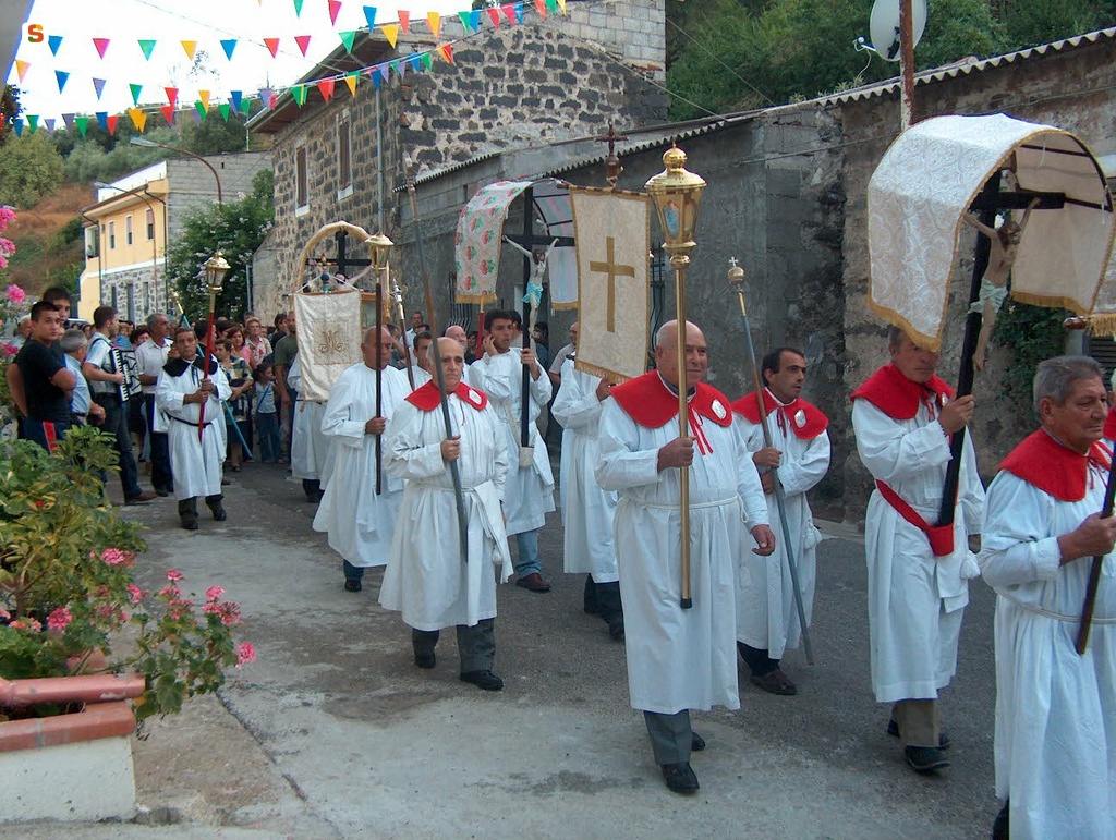 Aidomaggiore, processione in onore di Santa Maria Bambina