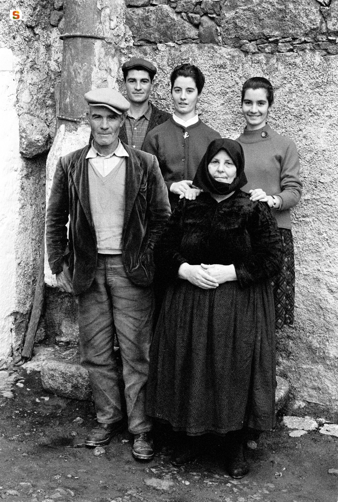 Giuseppe Manca fotografato con la famiglia