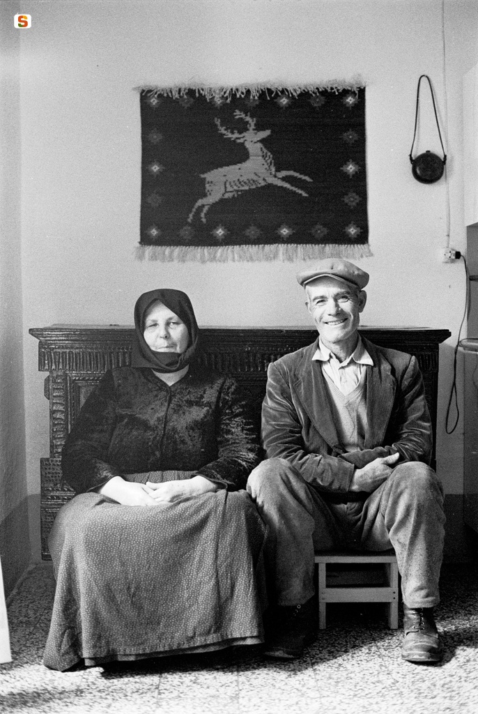Giuseppe Manca e la moglie fotografati a casa loro