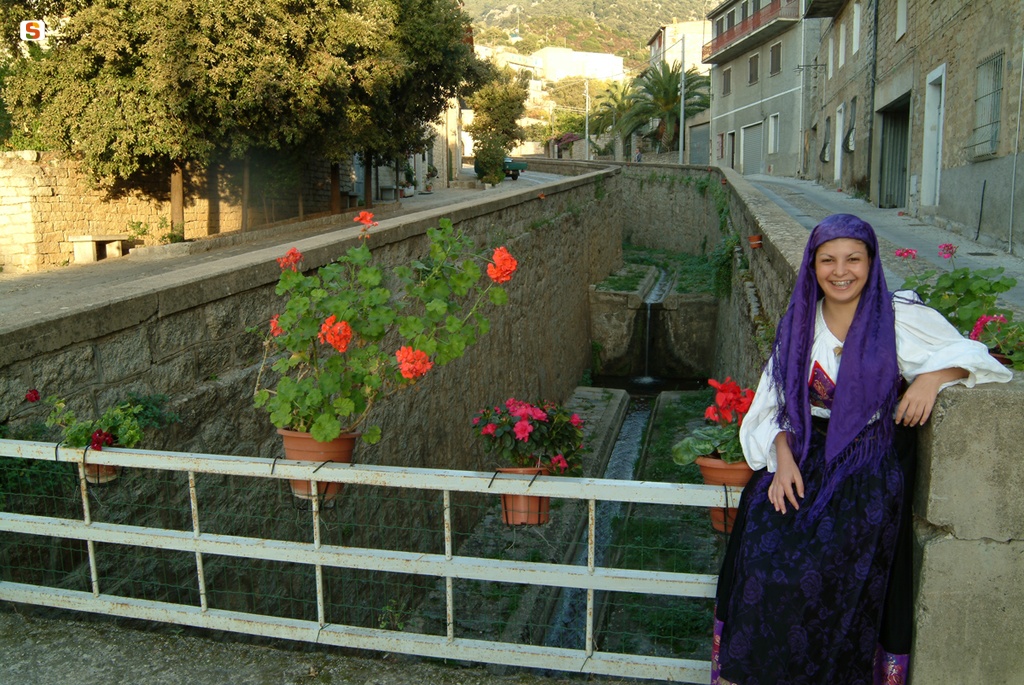 Olzai, centro storico: ragazza con abito tradizionale