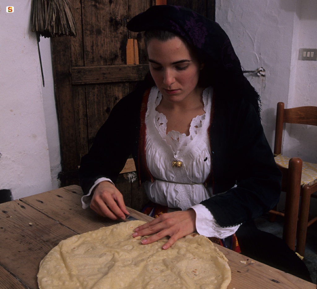 Irgoli, fresatura del pane in abito tradizionale