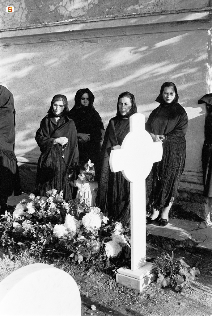 Giorno dei morti. Visita delle donne al cimitero