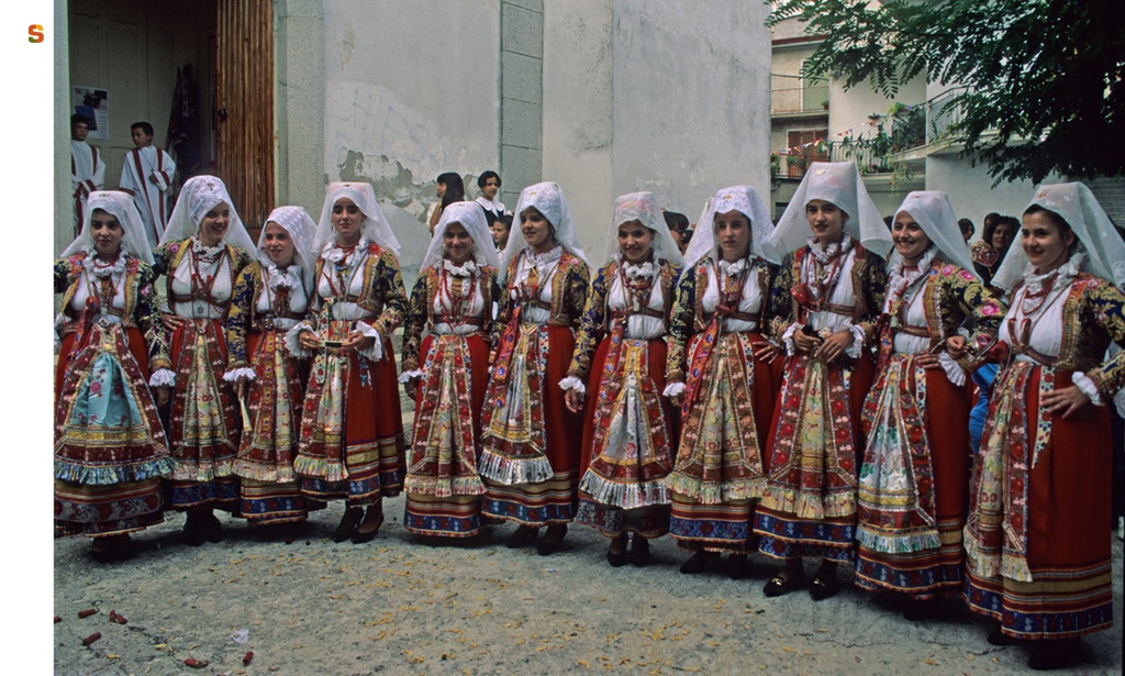 Ollolai, gruppo di ragazze in abito tradizionale festivo
