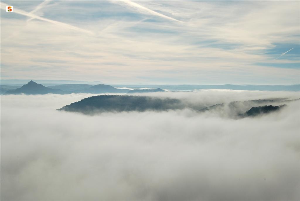 Monteleone Rocca Doria, fitta nebbia in una mattina d'autunno