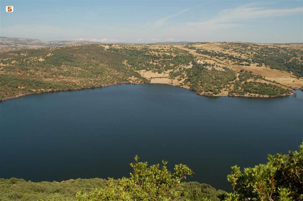 Vista del lago e delle campagne a nord di Monteleone Rocca Doria