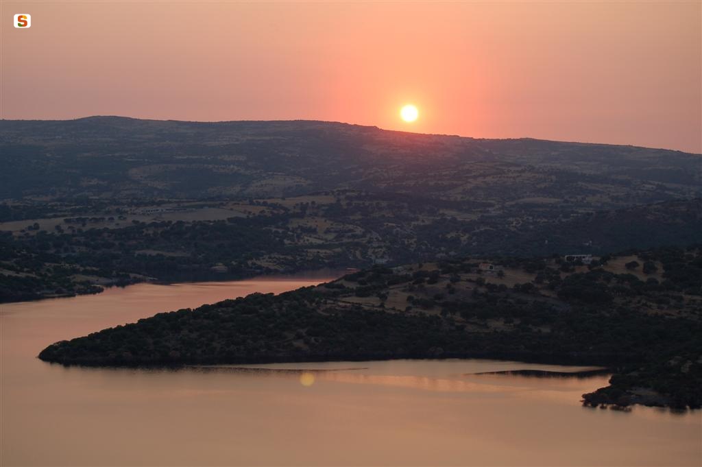 Monteleone Rocca Doria, tramonto estivo sul lago di Monteleone