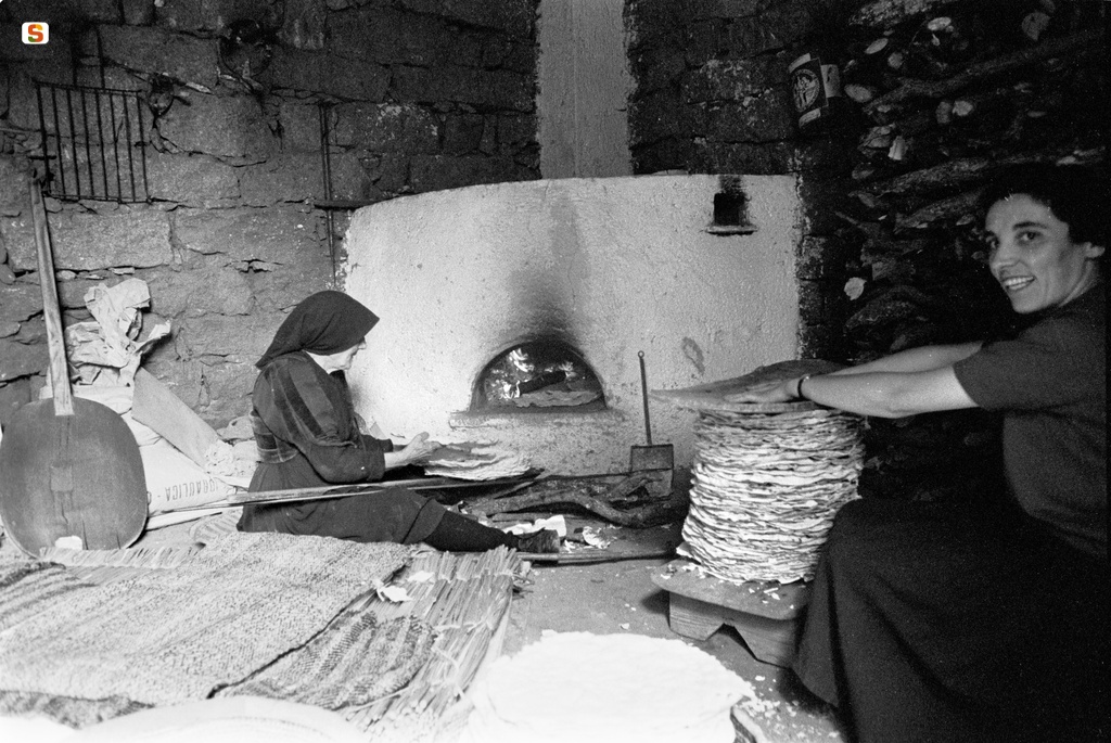 Cottura del pane a casa di Antonietta Dore