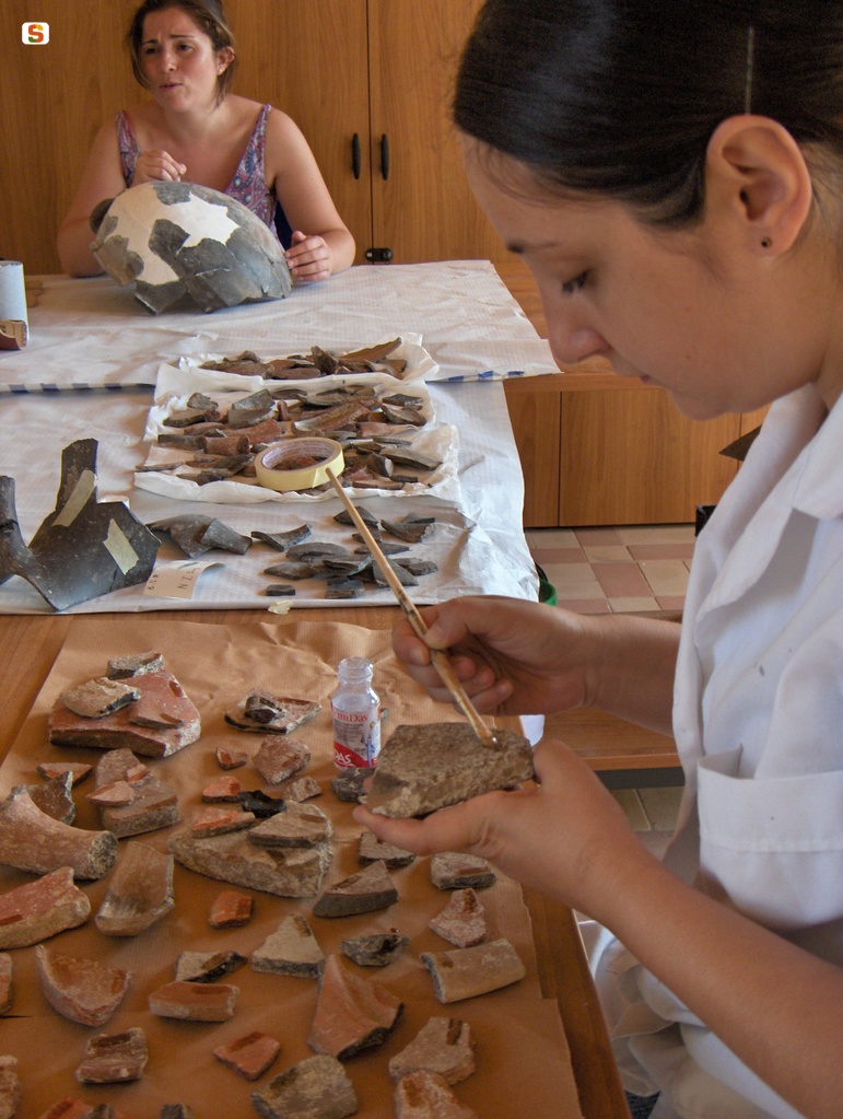 Barumini, Casa Zapata: archeologi studiano reperti ceramici