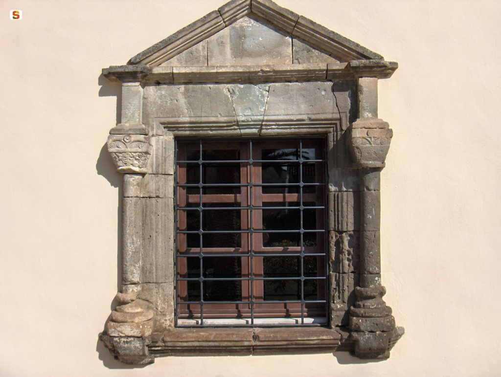Barumini, Casa Zapata. Finestra in facciata