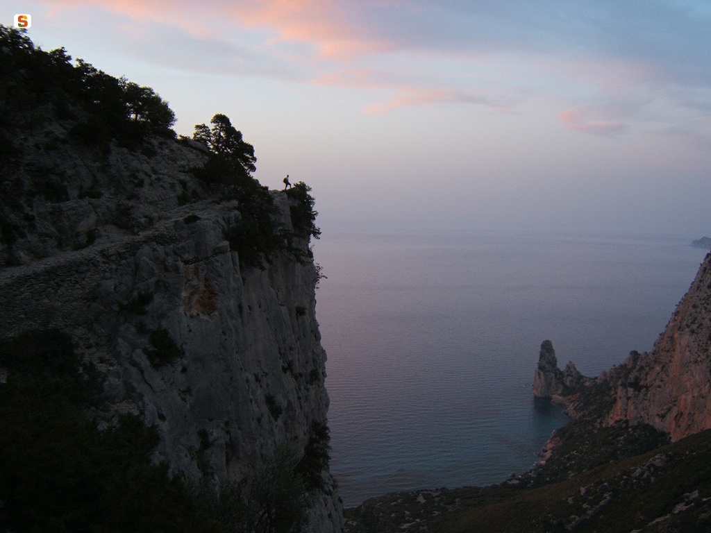 Baunei, veduta di Pedra longa e Punta Giradili al tramonto